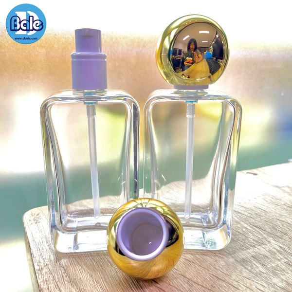 ขวดน้ำหอม ทรงเหลี่ยม หัวปั๊มฝาครอบทรงกลมสีทองเงา jpf224 100ml.
