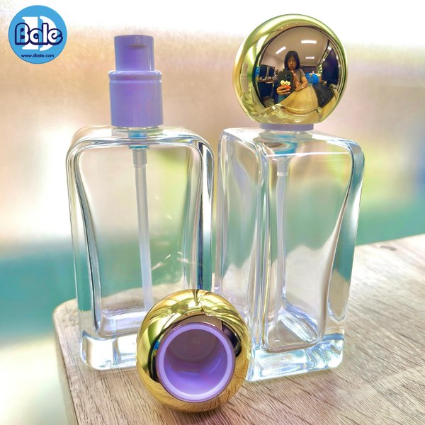 ขวดน้ำหอม ทรงเหลี่ยม หัวปั๊มฝาครอบทรงกลมสีทองเงา jpf224 100ml.